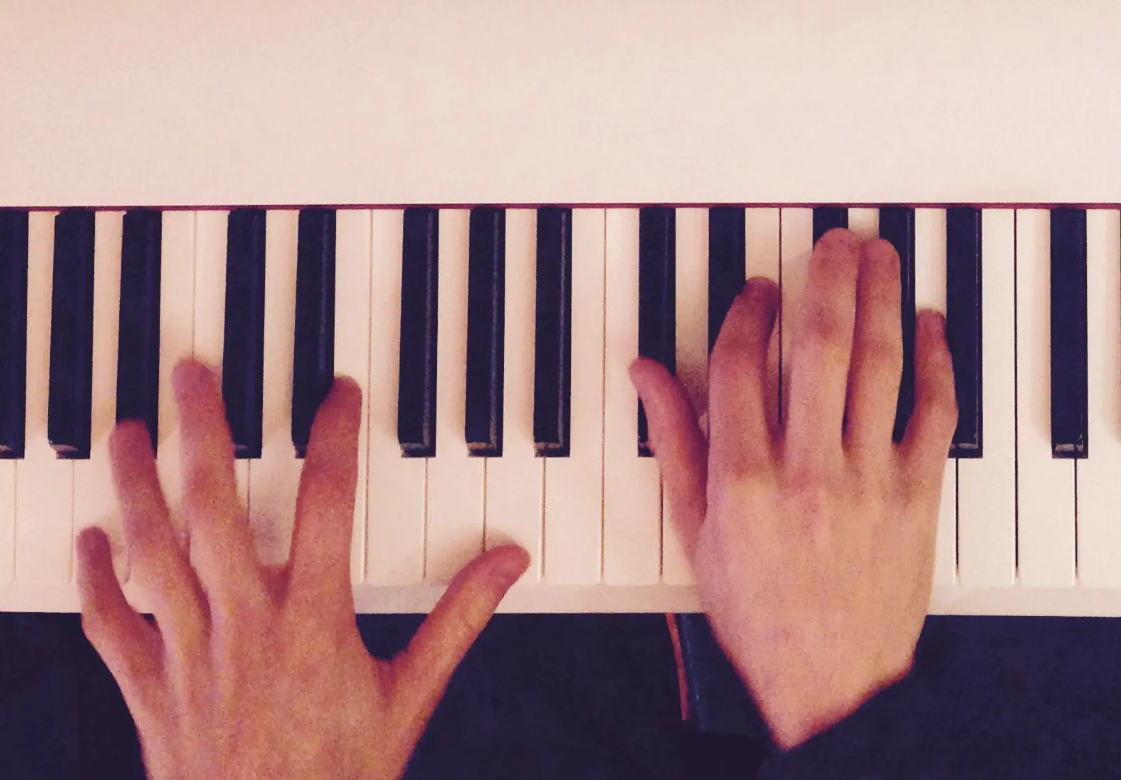 Manos de Xa Sancle interpretando una pieza al piano